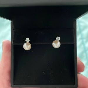 White sapphire & Pearl earrings
